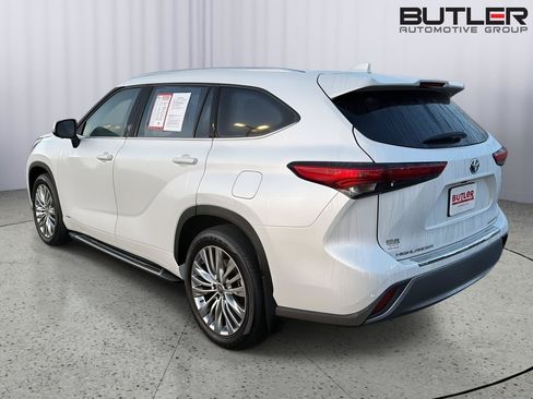 Certified 2024 Toyota Highlander Platinum AWD/4WD image 4