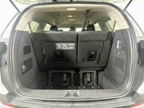 Used 2025 Kia Carnival FWD image 31