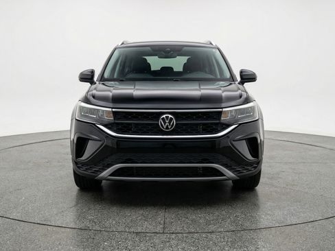 Used 2025 Volkswagen Taos SE image 2