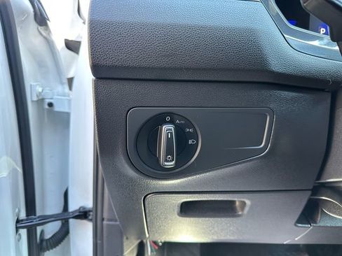 Used 2023 Volkswagen Tiguan SE w/ Panoramic Sunroof Package image 22