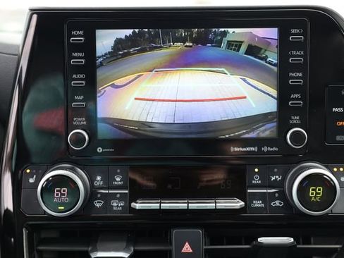 Used 2021 Toyota Highlander XLE image 26