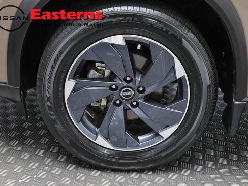 Used 2024 Nissan Rogue SV w/ SV Premium Package FWD image 31