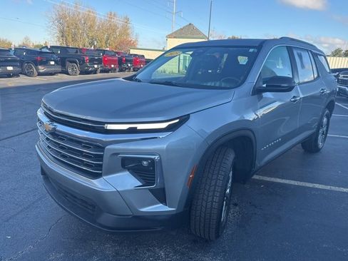 Used 2025 Chevrolet Traverse LT image 7