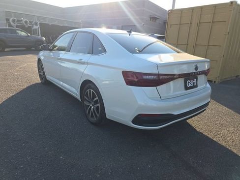 Used 2025 Volkswagen Jetta SE FWD image 4