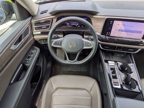 Used 2025 Volkswagen Atlas SEL AWD/4WD image 16