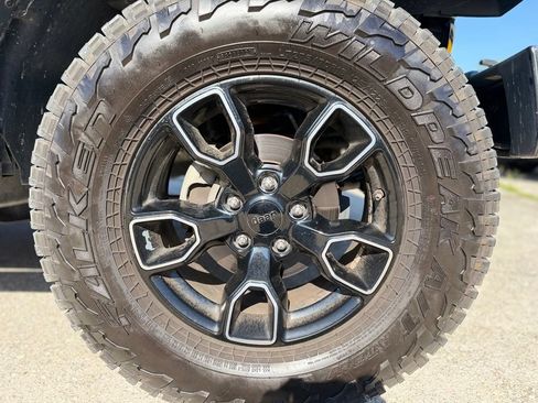 Used 2017 Jeep Wrangler Unlimited Sahara AWD/4WD image 12