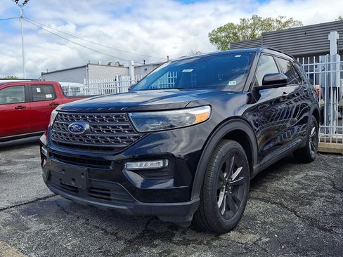 Certified 2022 Ford Explorer XLT w/ Equipment Group 202A AWD/4WD image 3