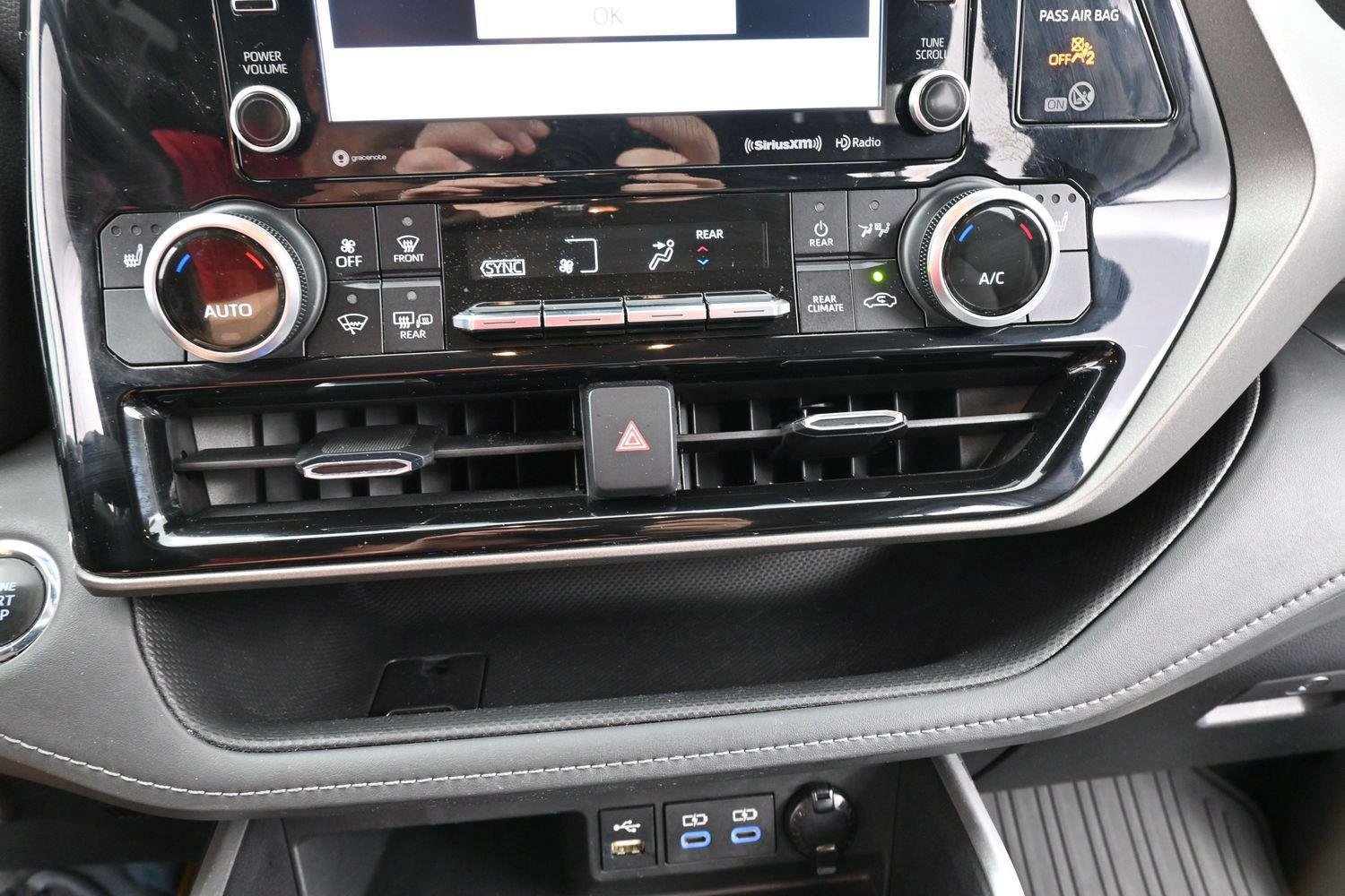 Used 2022 Toyota Highlander XLE FWD image 24