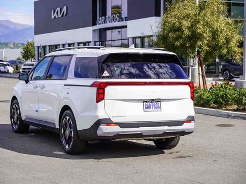 New 2026 Kia Carnival EX FWD image 5