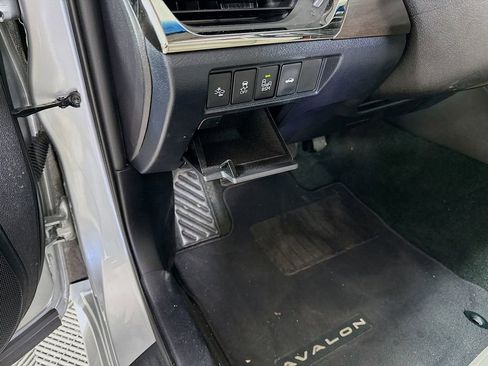 Used 2018 Toyota Avalon XLE Premium image 10
