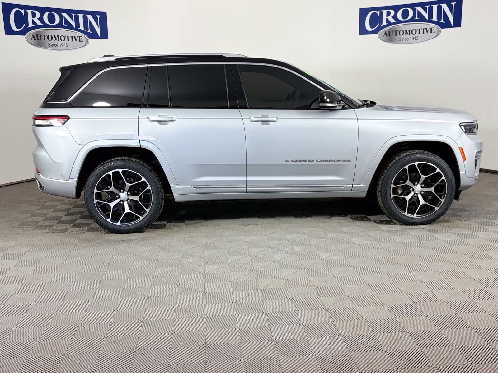 Used 2022 Jeep Grand Cherokee Summit AWD/4WD image 32