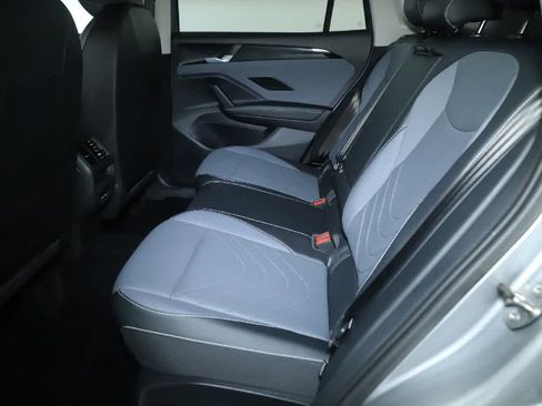 Certified 2025 Volkswagen Tiguan SE image 14