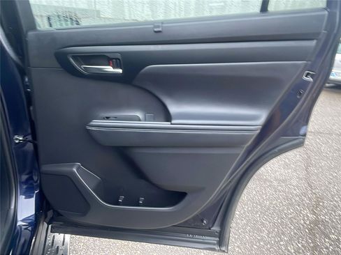 Used 2025 Toyota Highlander XLE image 15