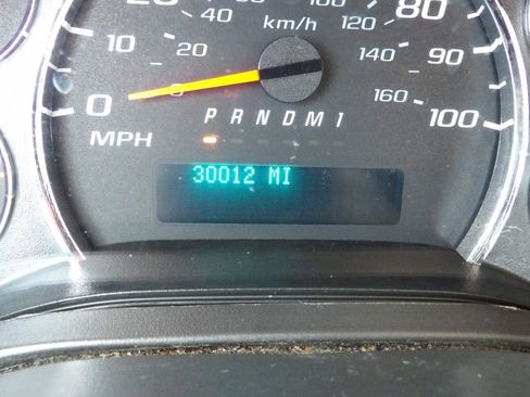 Used 2017 Chevrolet Express 2500 RWD image 16