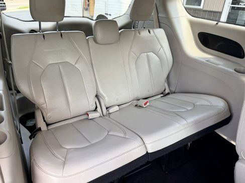 Used 2017 Chrysler Pacifica Touring-L Plus FWD image 18