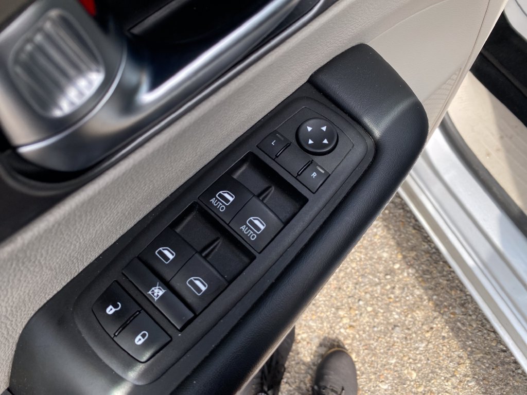 Used 2023 Chrysler Pacifica Touring-L FWD image 12