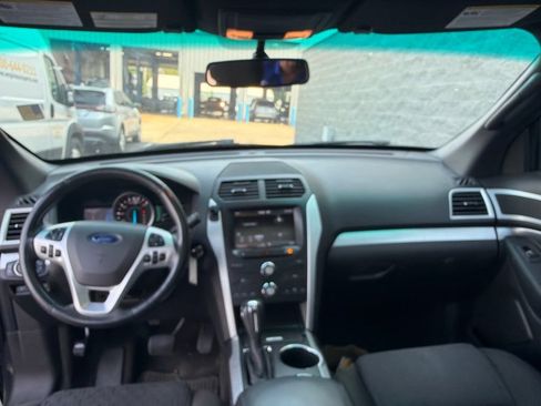 Used 2014 Ford Explorer XLT w/ Equipment Group 201A AWD/4WD image 13