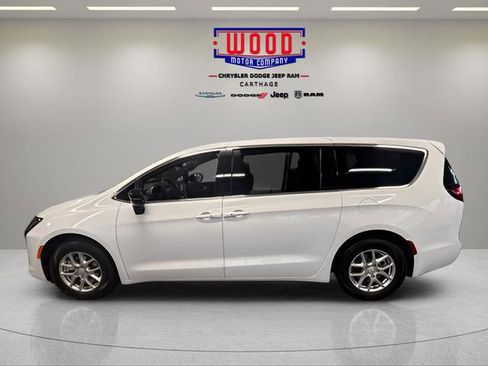 New 2027 Chrysler Pacifica Select FWD image 5