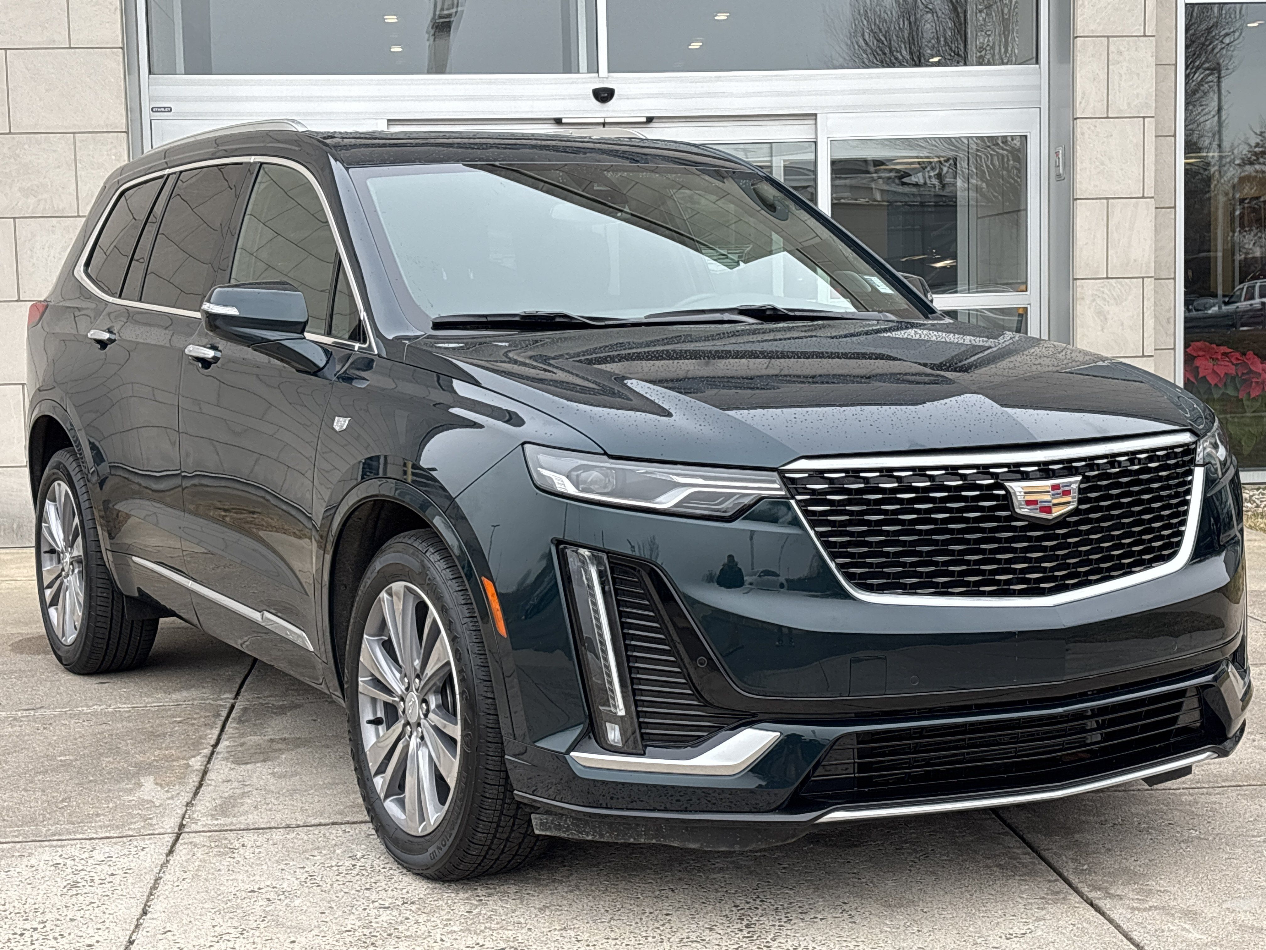 Used 2025 Cadillac XT6 Premium Luxury AWD/4WD image 2