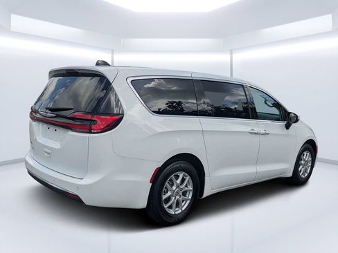 Used 2023 Chrysler Pacifica Touring-L FWD image 3