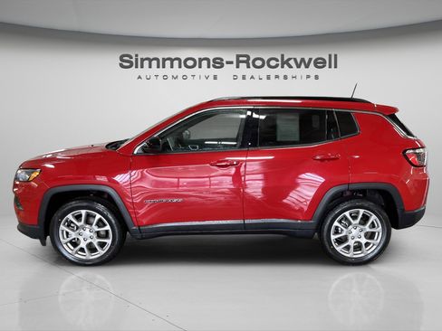 Used 2023 Jeep Compass Latitude image 9