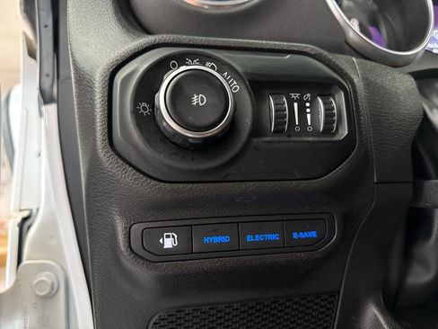 Used 2022 Jeep Wrangler Unlimited Sahara w/ Cold Weather Group AWD/4WD image 11