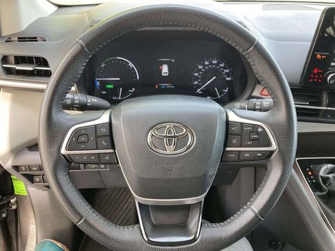 Used 2023 Toyota Sienna XLE FWD image 19