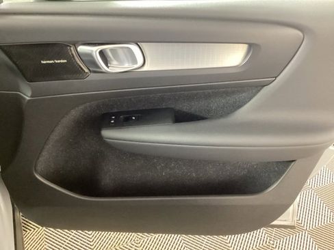 Used 2020 Volvo XC40 T5 Momentum w/ Protection Package image 21
