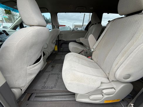 Used 2014 Toyota Sienna LE FWD image 6