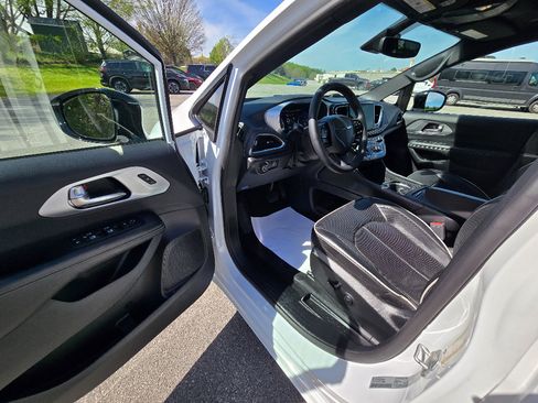 Used 2025 Chrysler Pacifica Limited FWD image 10