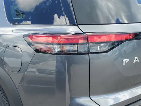 Used 2024 Nissan Pathfinder S image 12