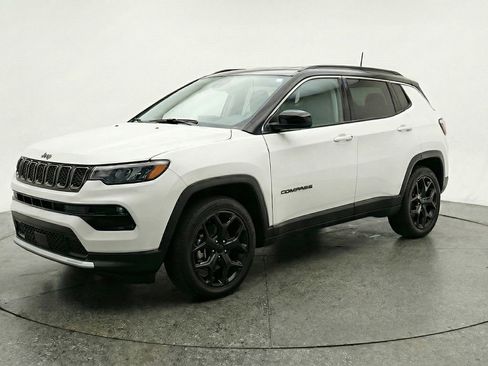 Used 2025 Jeep Compass Limited AWD/4WD image 3