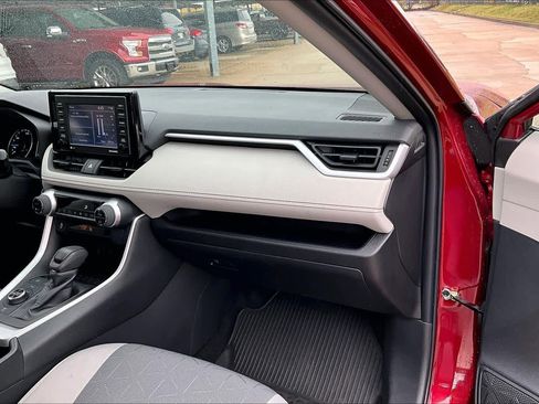 Used 2022 Toyota RAV4 XLE image 16