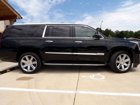 Used 2017 Cadillac Escalade ESV Luxury image 4