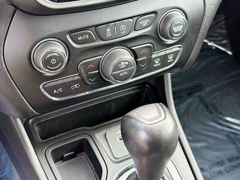 Used 2020 Jeep Cherokee Limited FWD image 33