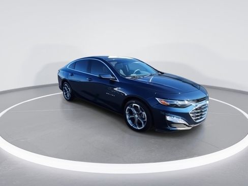 Used 2020 Chevrolet Malibu LT image 2