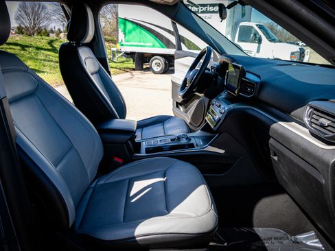 Used 2021 Ford Explorer XLT w/ Equipment Group 202A image 16