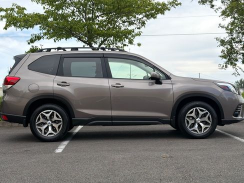 Used 2024 Subaru Forester Premium AWD/4WD image 3