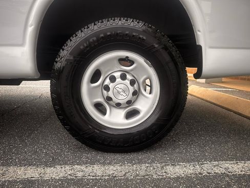 Used 2019 Chevrolet Express 2500 RWD image 25