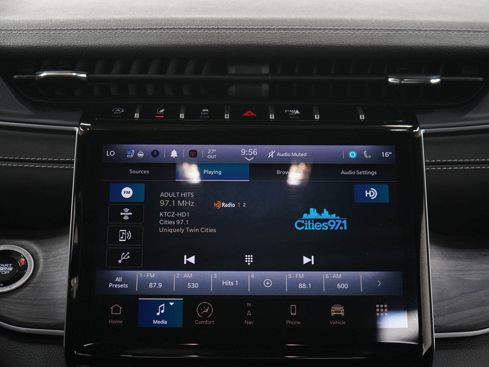 Used 2024 Jeep Grand Cherokee Limited w/ Luxury Tech Group II AWD/4WD image 18