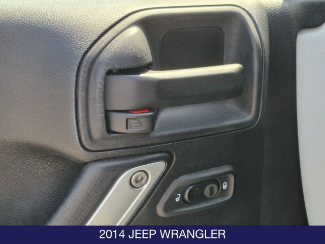 Used 2014 Jeep Wrangler Unlimited Sahara w/ Dual Top Group AWD/4WD image 12