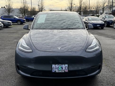 Used 2022 Tesla Model Y Long Range image 3