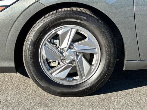 Certified 2025 Hyundai Elantra SE image 25