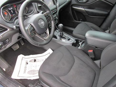 Used 2020 Jeep Cherokee Latitude w/ Cold Weather Group image 9