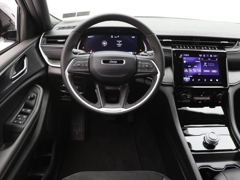 Used 2025 Jeep Grand Cherokee Altitude image 12