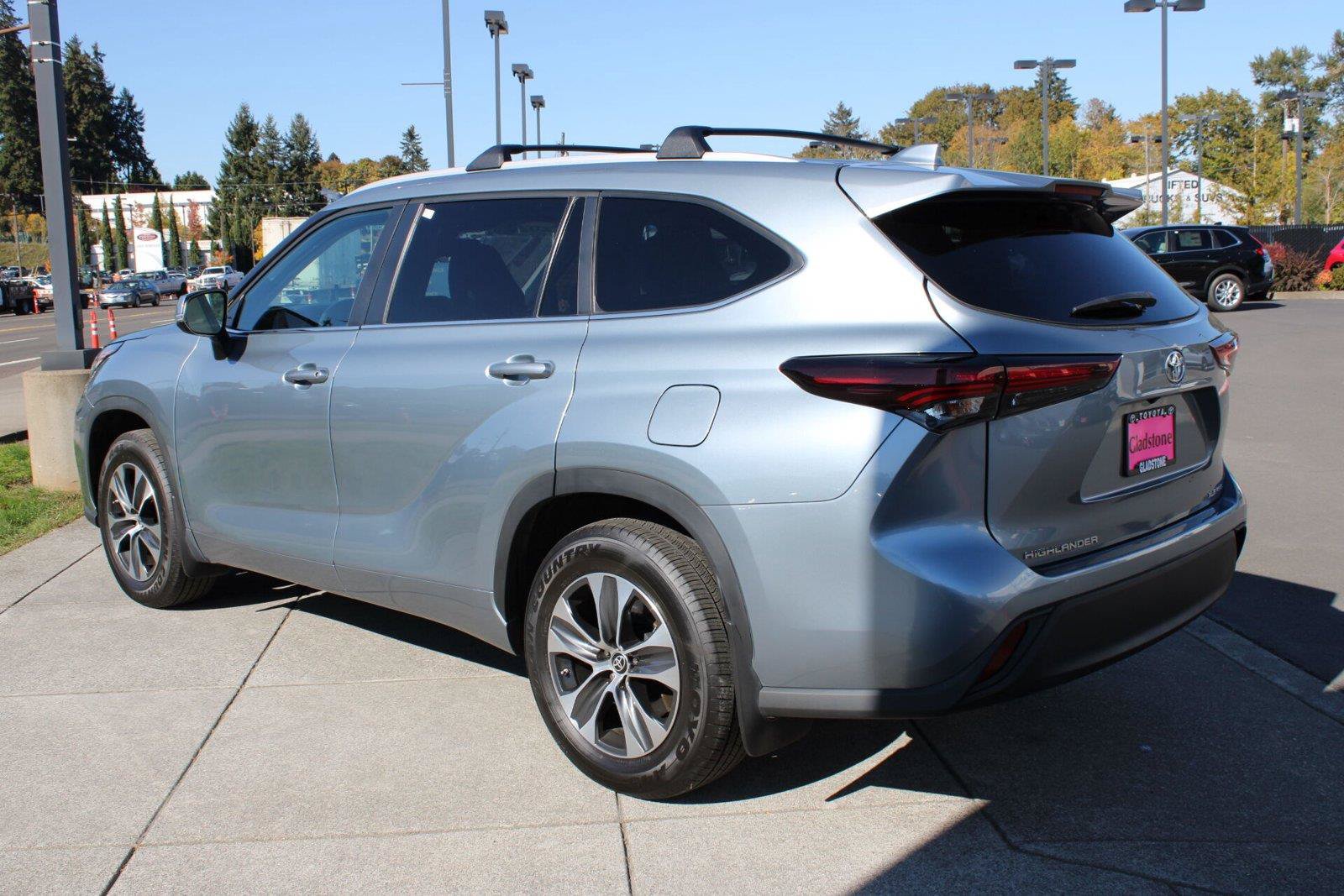 Used 2024 Toyota Highlander XLE AWD/4WD image 3