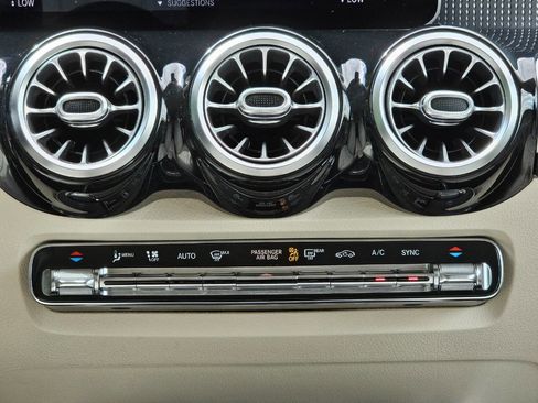 Used 2020 Mercedes-Benz GLB 250 w/ Premium Package image 23