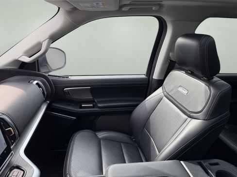 Used 2025 Ford Expedition Max Platinum w/ Driver's Package image 18