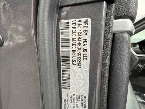 Used 2024 Jeep Grand Cherokee Limited image 35