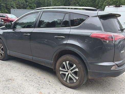 Used 2018 Toyota RAV4 LE FWD image 10